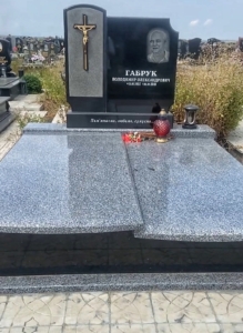 Гранітний пам’ятник на двох з хрестом і лампадкою фото встановленого надгробка