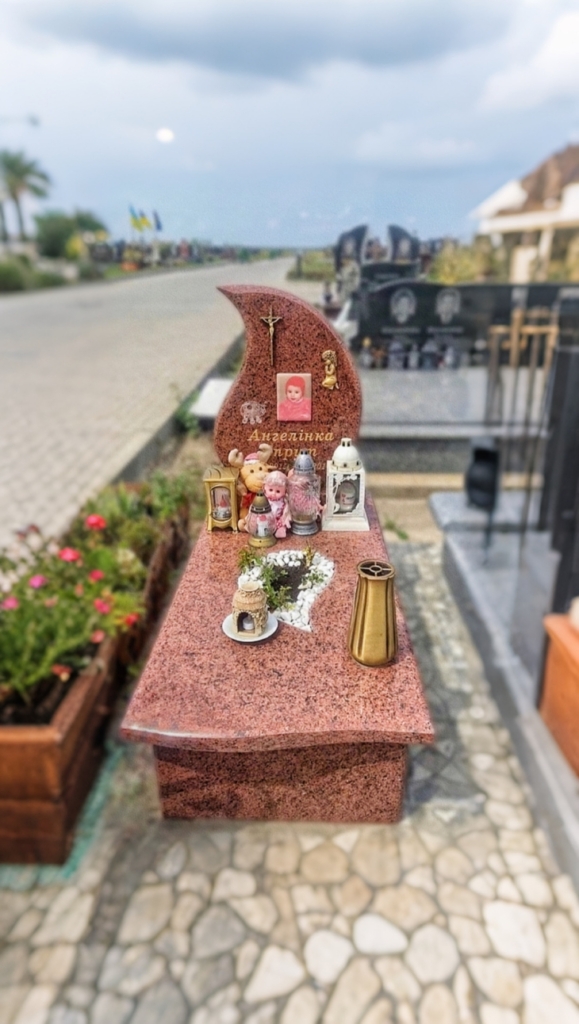 дитячий пам’ятник на могилу з граніту з декором і фото портретом
