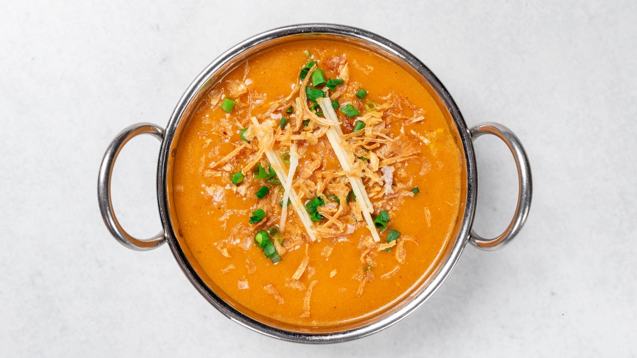 Hot and spicy Chicken Nihari served with ginger, lemon, and naan bread