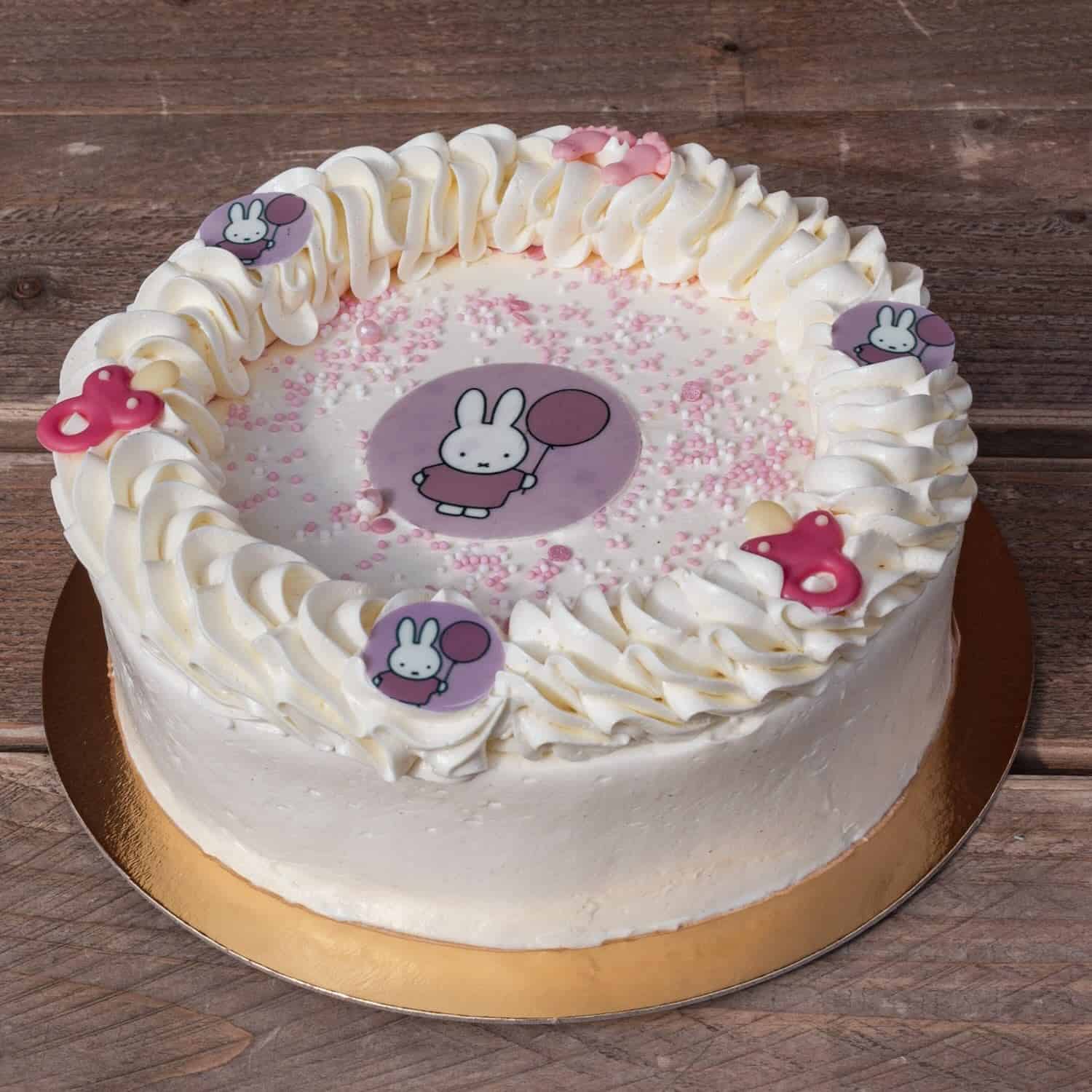 Een foto van een 1 jaar verjaardagstaart van Nijntje.