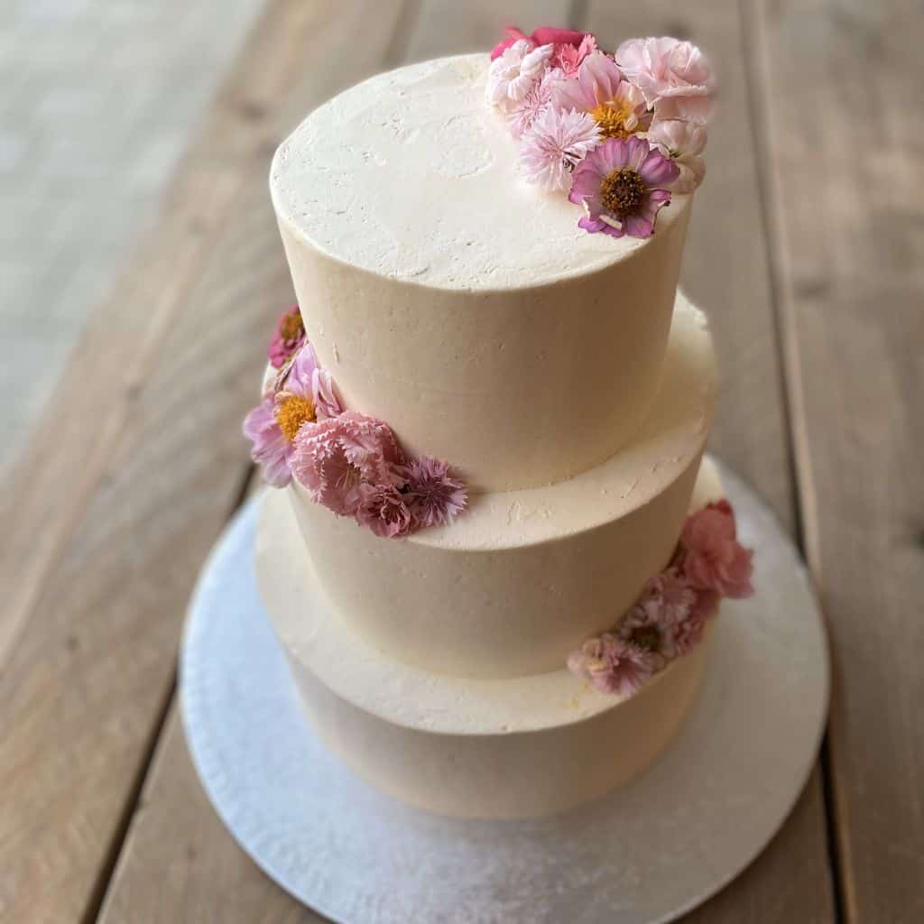 Bruidstaart-wit-bloemen