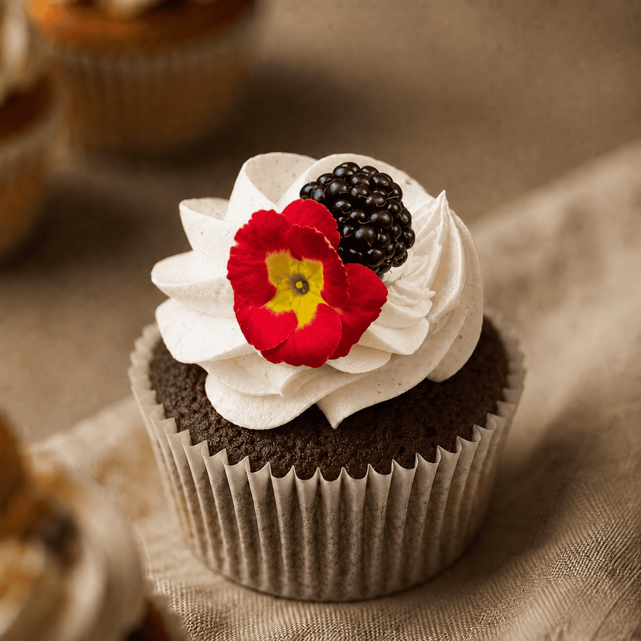 Bruiloft cupcake met bloem en braam