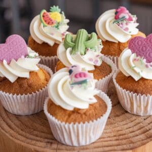 Cupcake tips voor het gebruik van meel, room, suiker en olie. Een foto van tropische cupcakes.