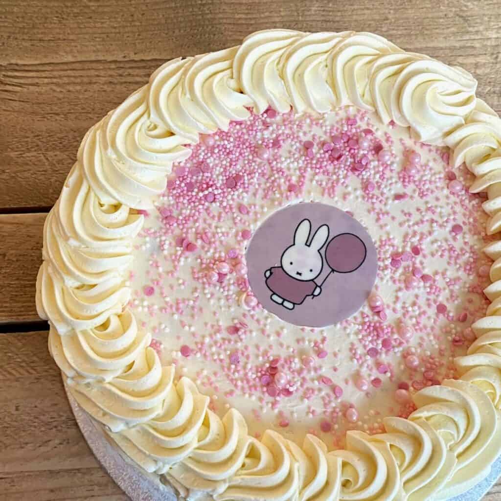 Nijntje taart roze close