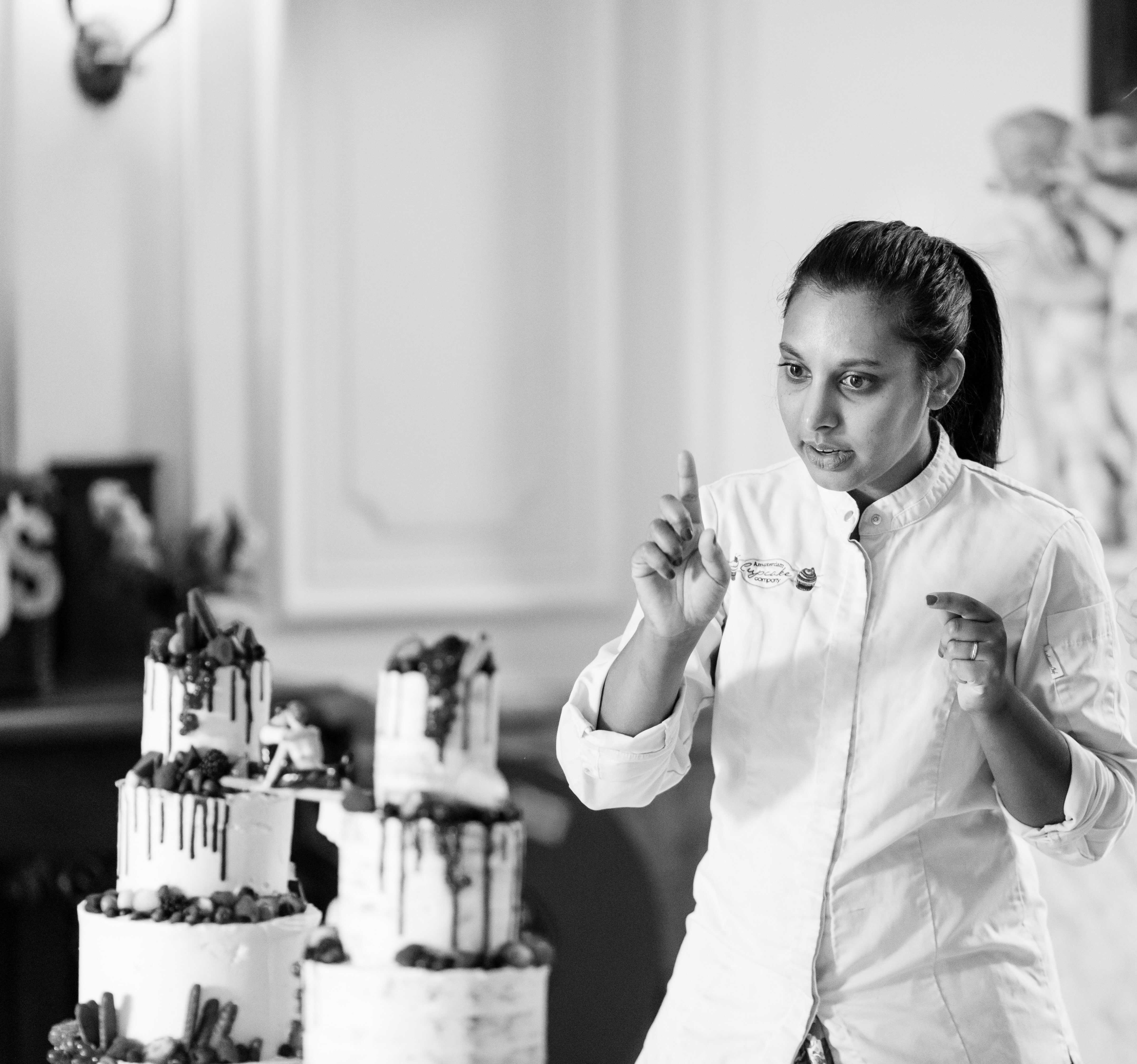 Behind the scenes: Faryel presenteert bruidstaart op bruiloft. Faryel presents wedding cake at wedding, SupportyourlocalsNL, shoplokaal, winkellokaal, samensterk, samentegencorona