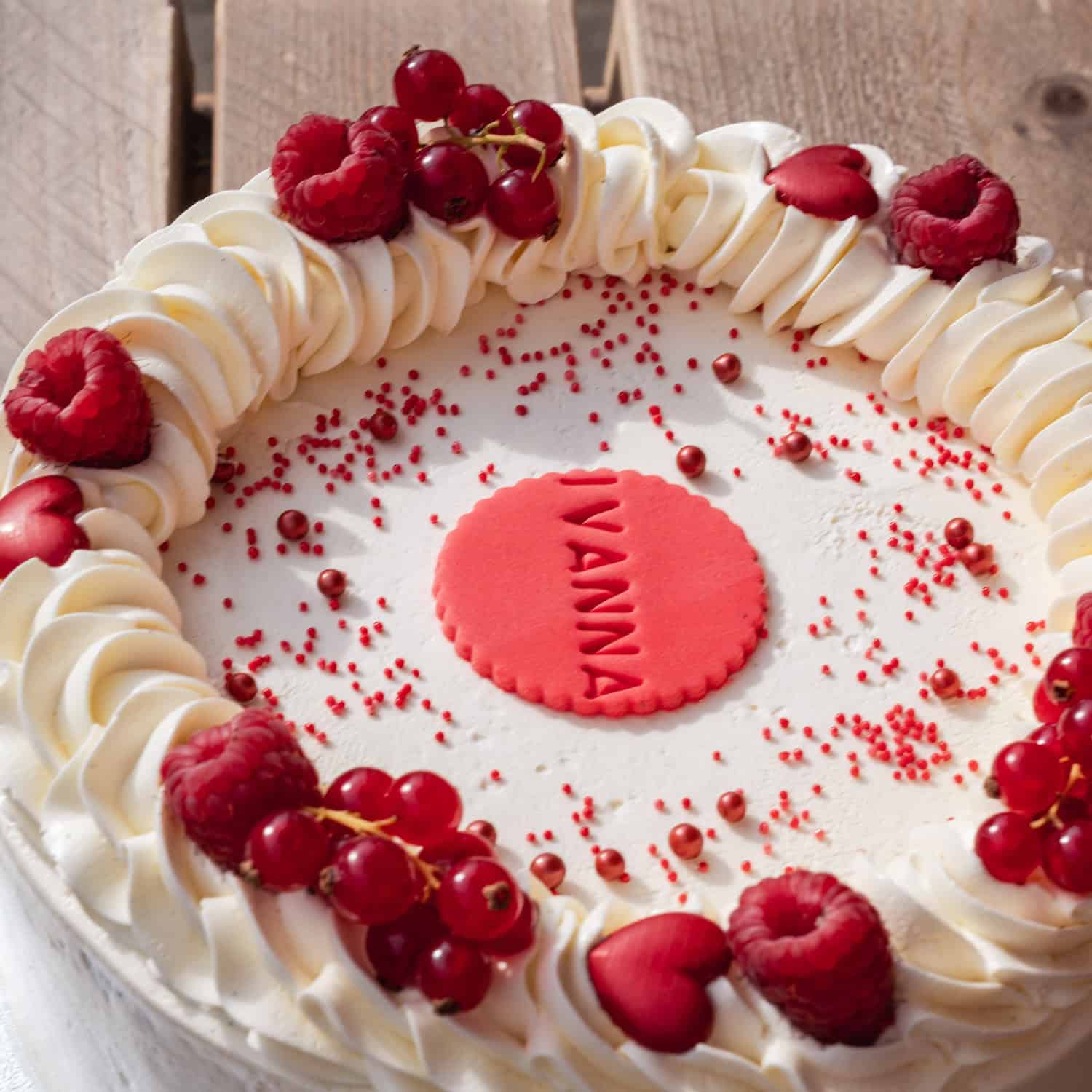 Thema taarten met vers fruit en hartjes