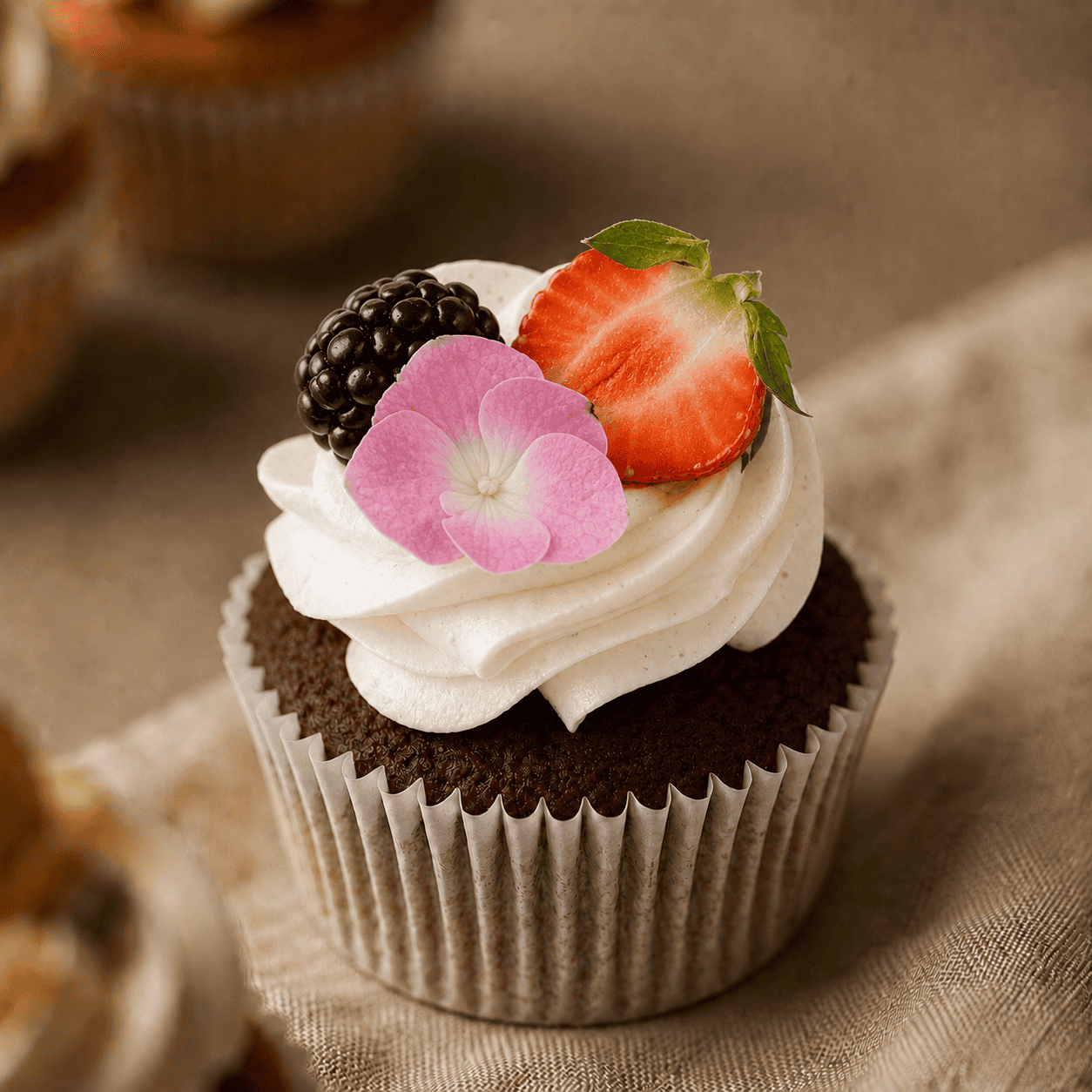 Vegan en glutenvrije cupcake met bloem en fruit