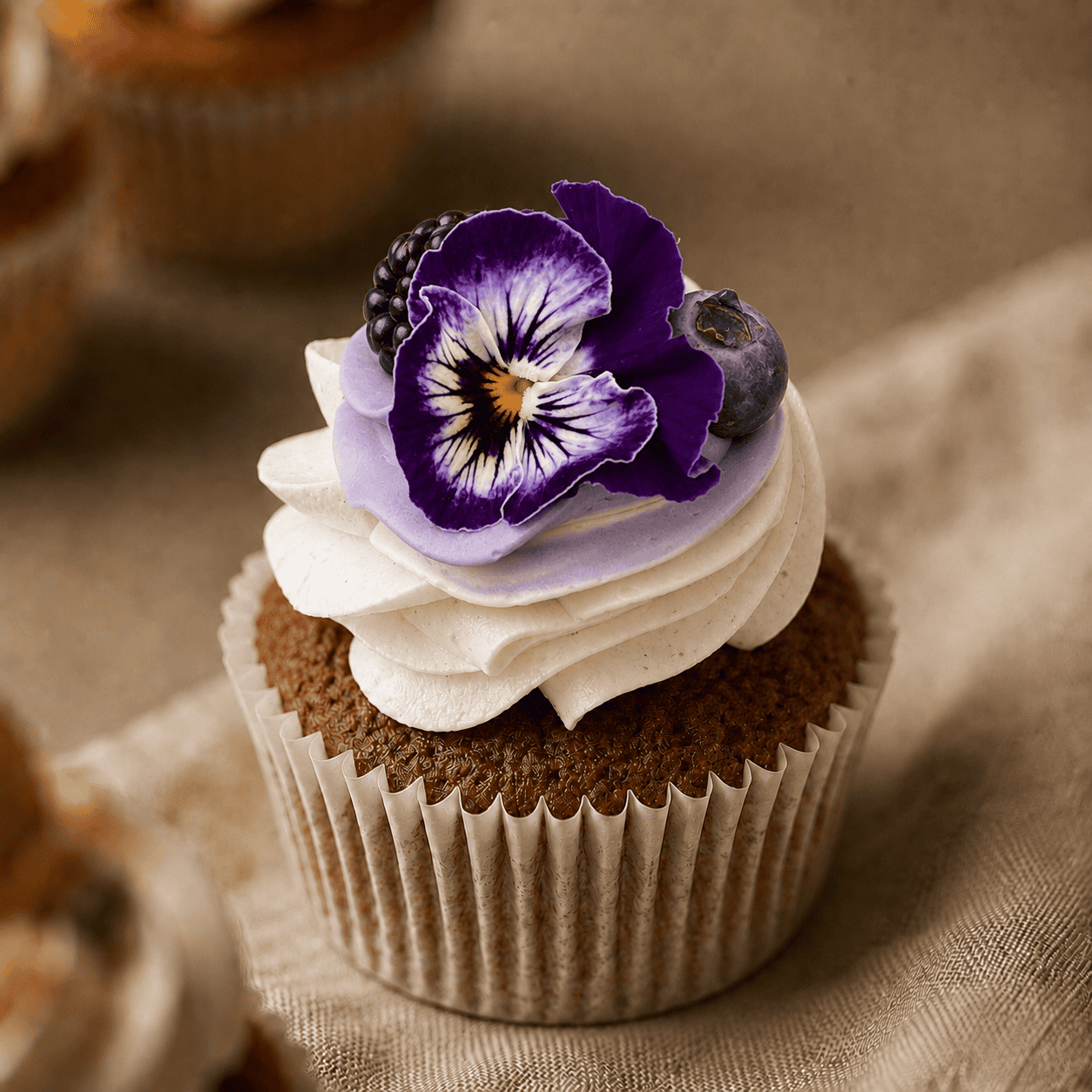 Vegan en Glutenvrije cupcake met bloem en fruit