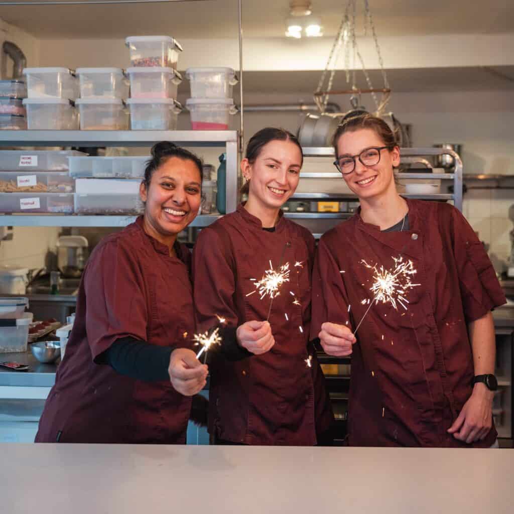 Verjaardagen zijn speciaal. Op de foto sta ik met mijn team met een sterretje!