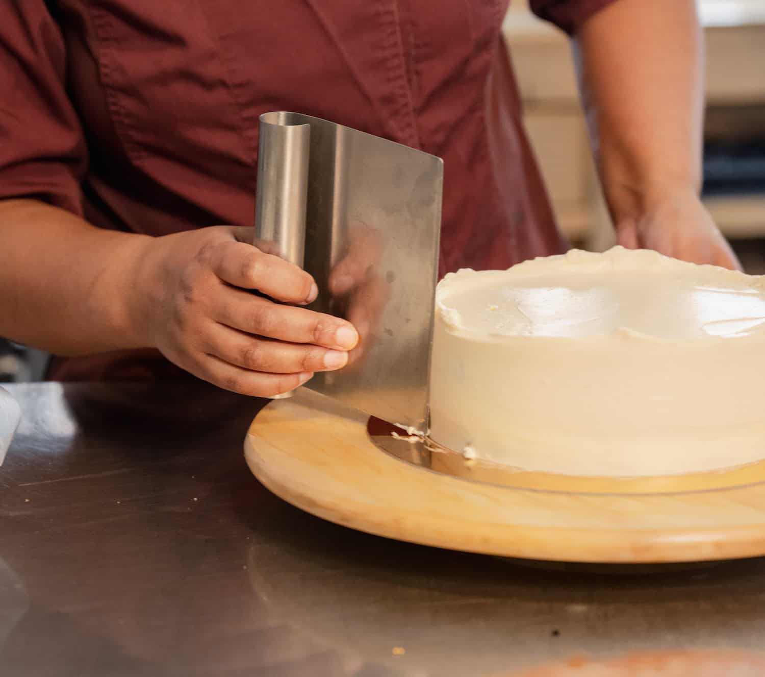 Beginnen met bakken? Een foto van een bakker die de taartglazuur glad maakt.