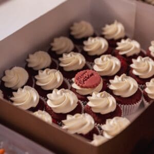 Cupcakes bewaren doe je in een doos van Amsterdam Cupcake Company of in een plastic container.