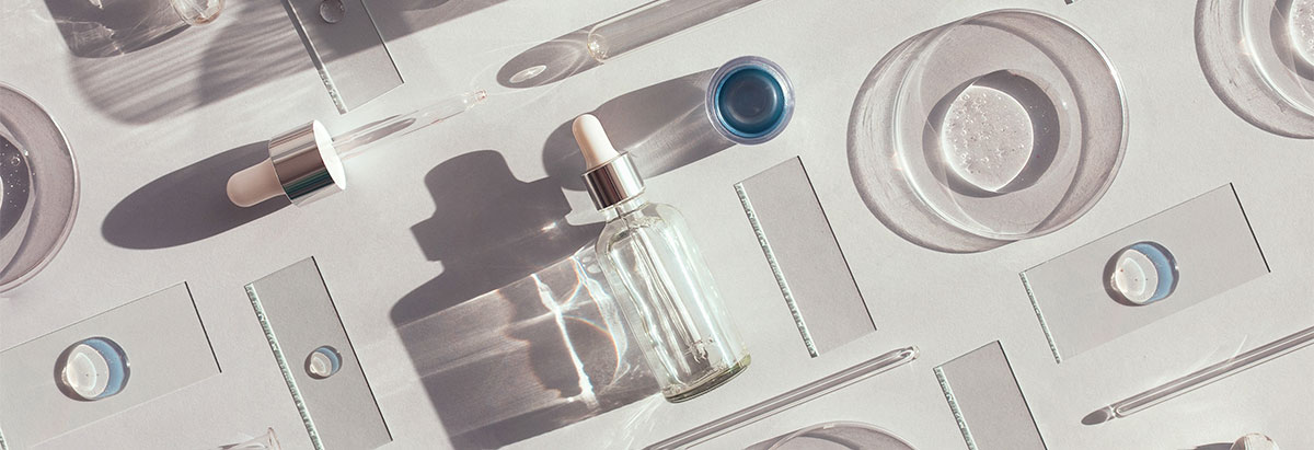 Luxe hotelbadproducten zoals shampoo en zeep op een witte achtergrond.