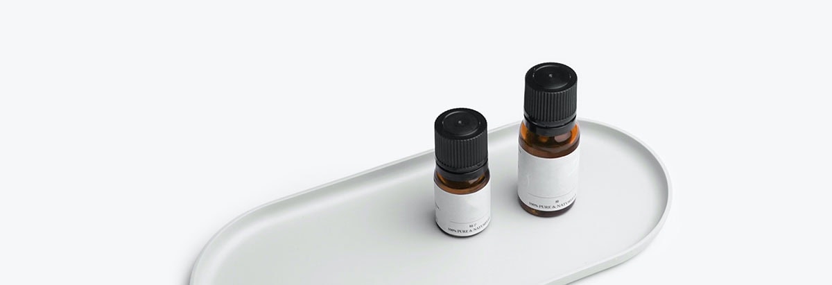 Shower gel en shampoo voor hotels op een wit dienblad, perfect voor gastvrijheid en luxe badkamers.