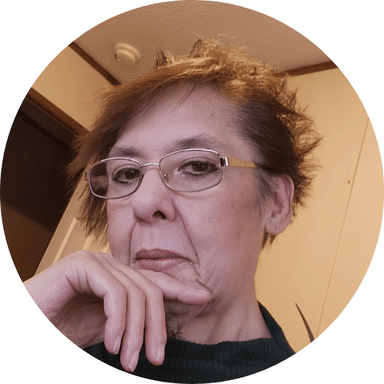 Mujer con gafas en pose pensativa. Usuario de plataformas de distribución de aplicaciones.