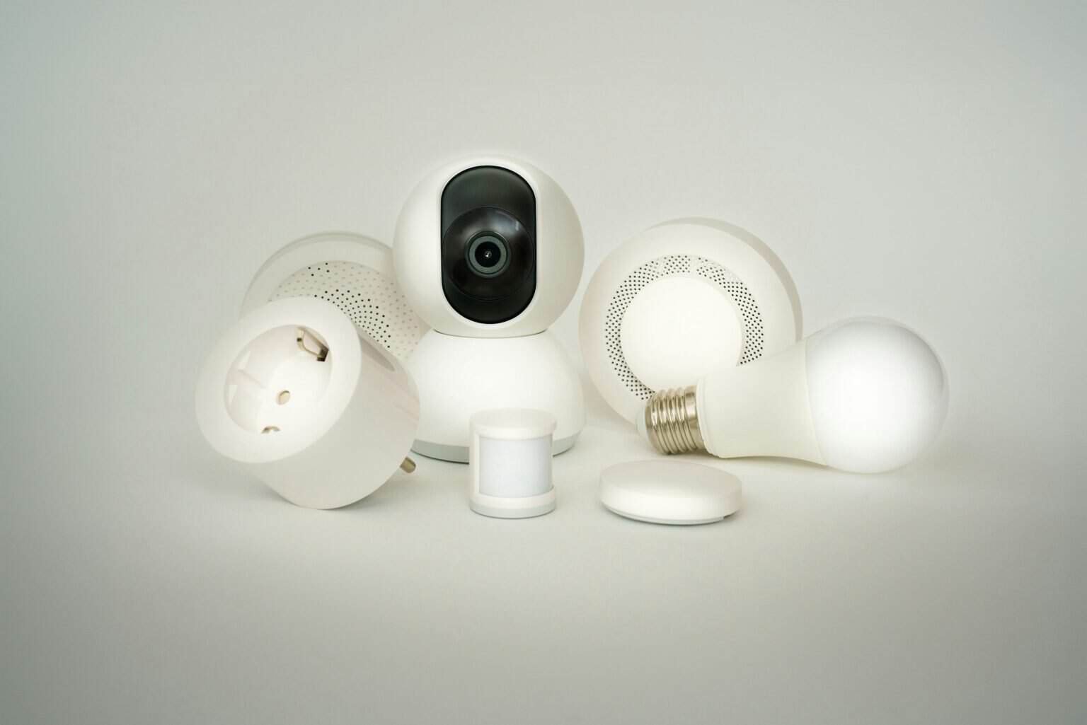 Smart home devices: IP camera, smart plug, motion sensor, smoke detector, smart bulb.