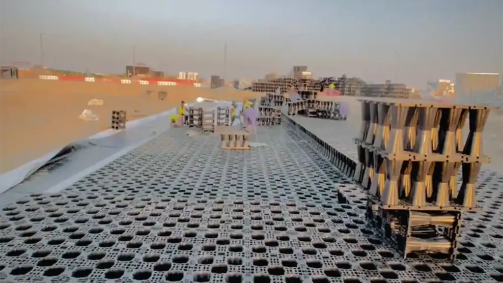 Assembling and stacking modular geocellular crates to form stormwater reservoir