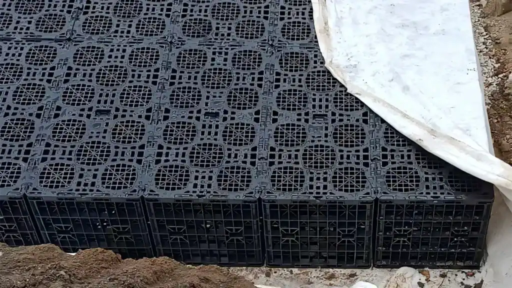 Reinforced structural pillars of attenuation tank module designed for heavy-duty traffic loads