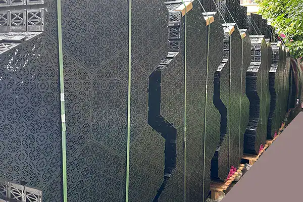 Pre-assembled large drainage panels (≥9m²) for rapid installation on large podiums and car parks