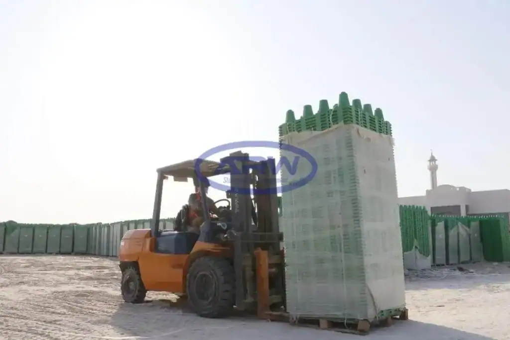 Travailleurs de la construction assemblant des caisses d'atténuation géocellulaire sur le site