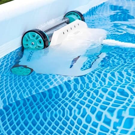 Automatische zwembadreiniger in actie