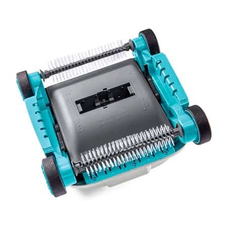 Onderkant zwembadrobot met borstels en wielen.