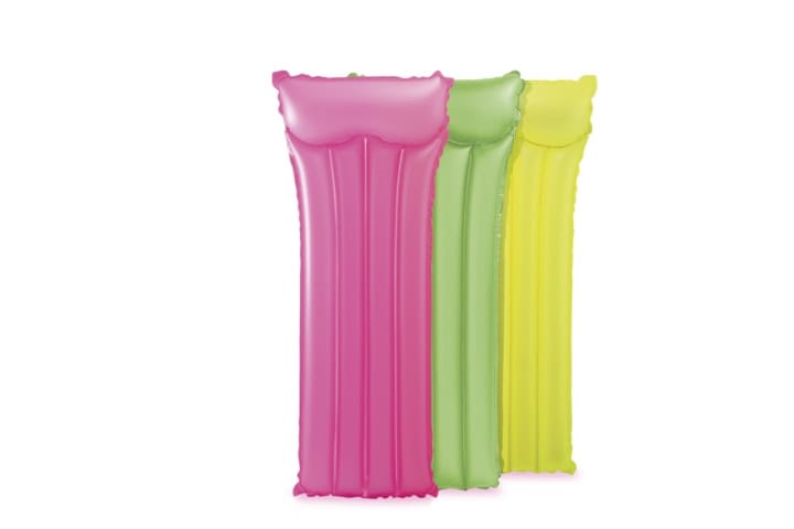 Drie gekleurde luchtbedden: roze, groen, geel.
