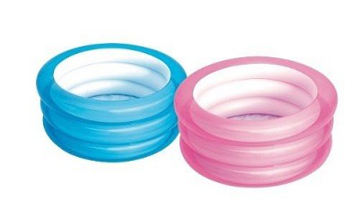Twee opblaasbare kinderzwembaden, blauw en roze