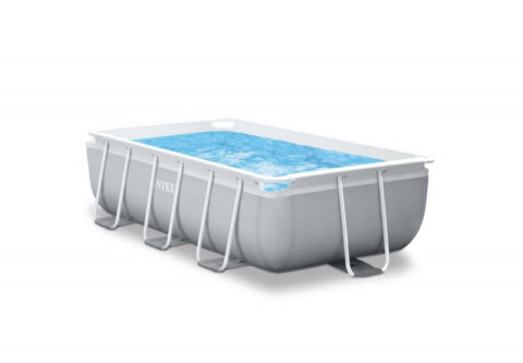 Rechthoekig opzetzwembad met water en frame