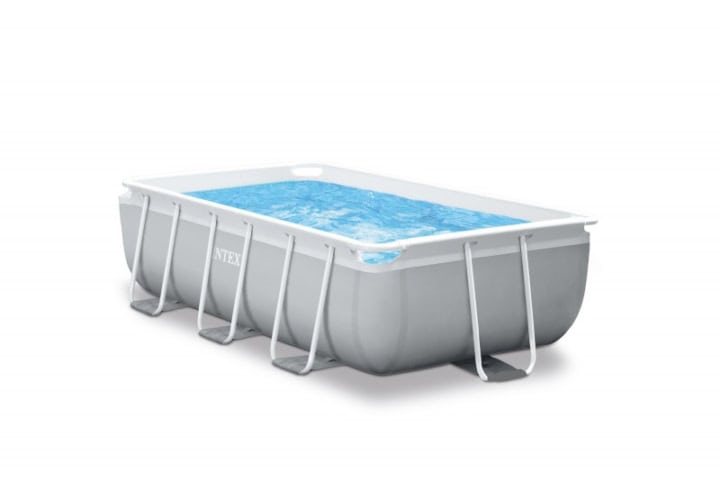 Rechthoekig opzetzwembad met water en frame