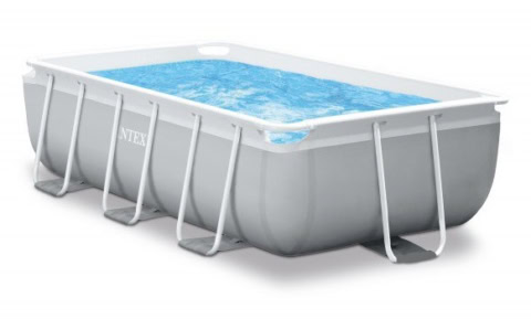 Rechthoekig bovengronds zwembad met blauw water