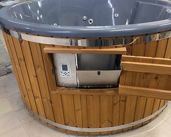 Houten bubbelbad met controlepaneel