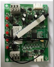 Een groene elektronische printplaat met componenten en bedrading.