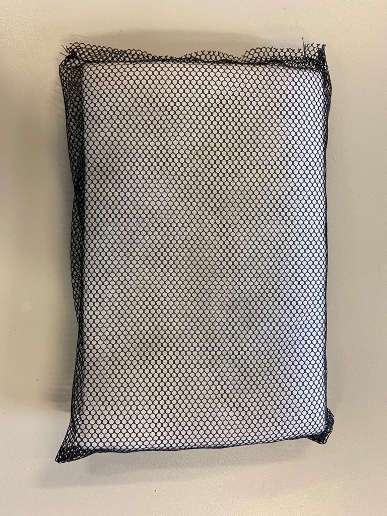 Wit kussen met zwart netomslag.