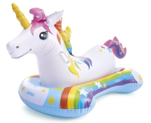 Opblaasbare eenhoorn voor waterpret met regenboogkleuren.