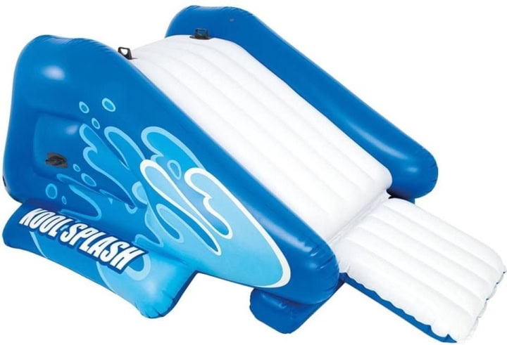 Opblaasbare blauwe waterglijbaan met witte details.