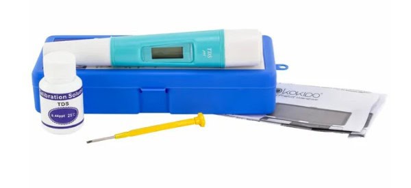Digitale TDS meter met accessoires en handleiding.