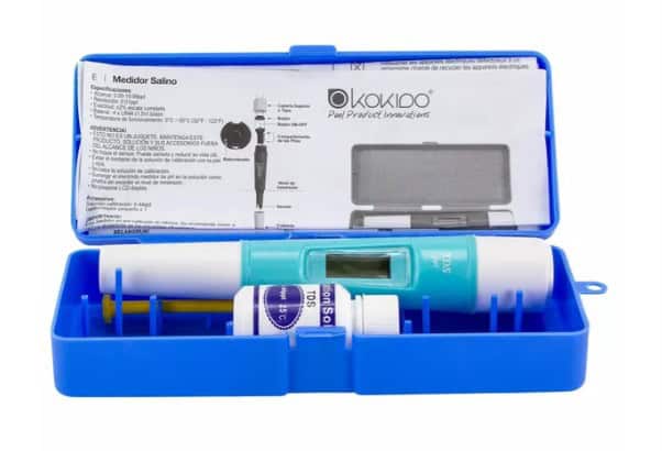 Blauwe doos met zoutmeter en accessoires.