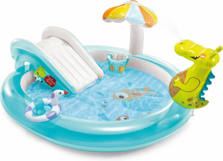 Opblaasbaar kinderzwembad met glijbaan en sproeier.