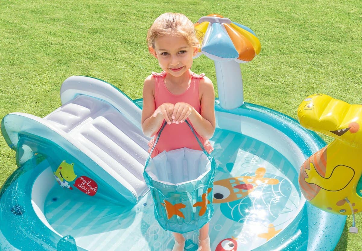 Kind speelt in kinderzwembad met opblaasbaar speelgoed.