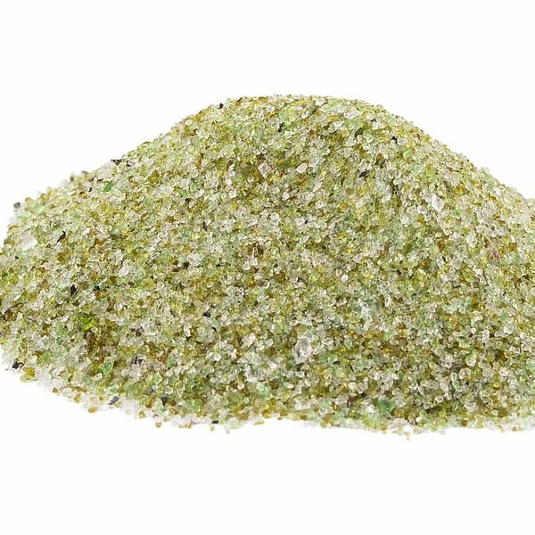 Groen zand hoop op witte achtergrond