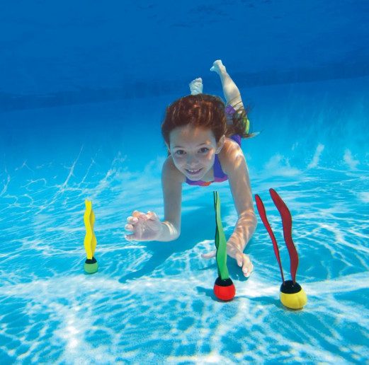 Kind duikt onder water in zwembad