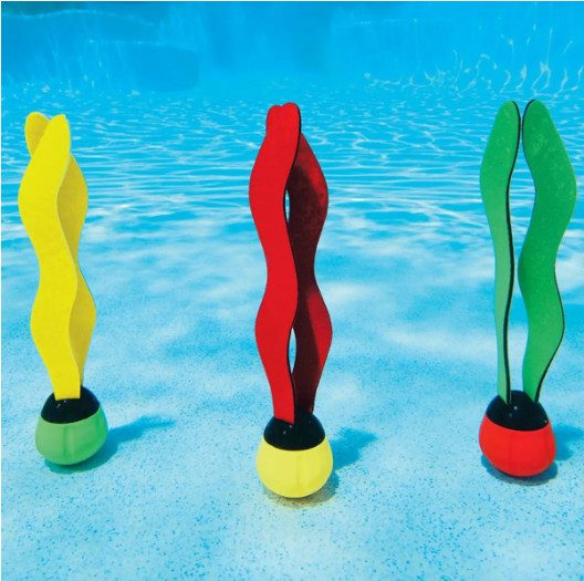 Drie gekleurde zwemfiguren in een zwembad