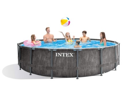 Mensen spelen met bal in groot Intex zwembad.