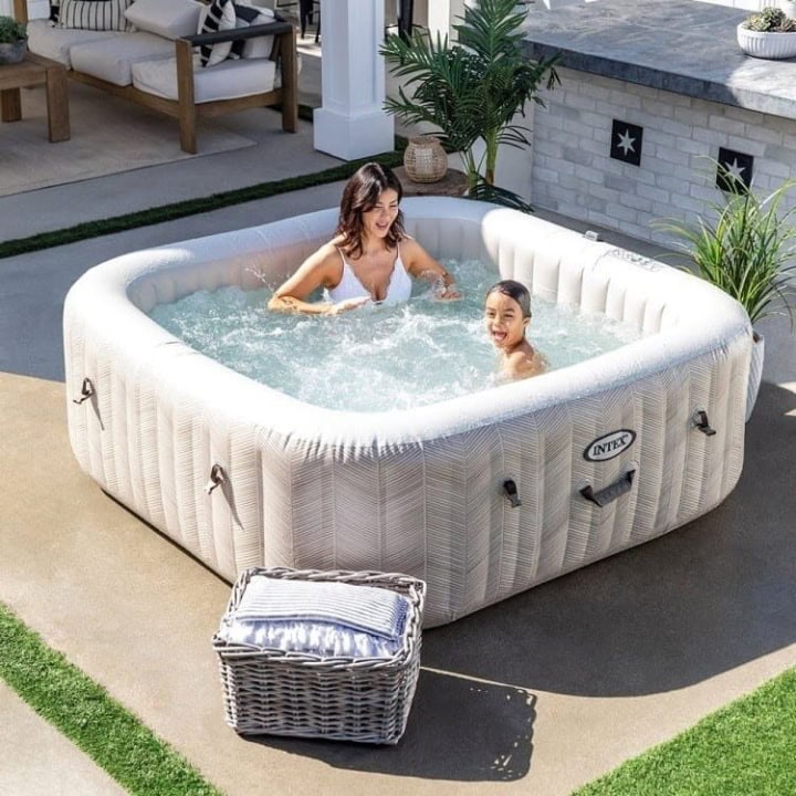 Twee personen ontspannen in een opblaasbaar bubbelbad.