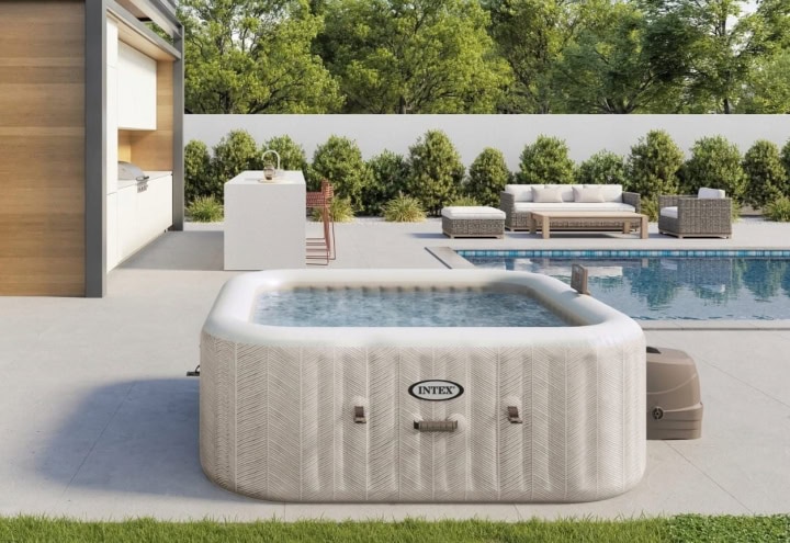 Opblaasbare jacuzzi bij zwembad in achtertuin