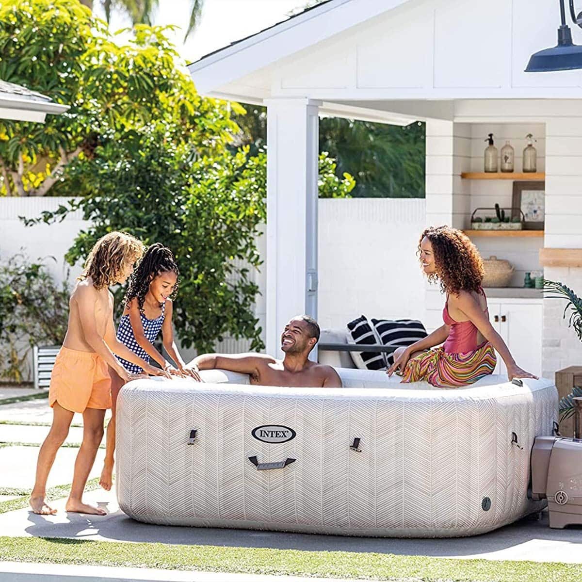 Gezin geniet van jacuzzi in de tuin.
