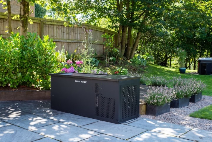 Moderne ijstank in groene tuinomgeving