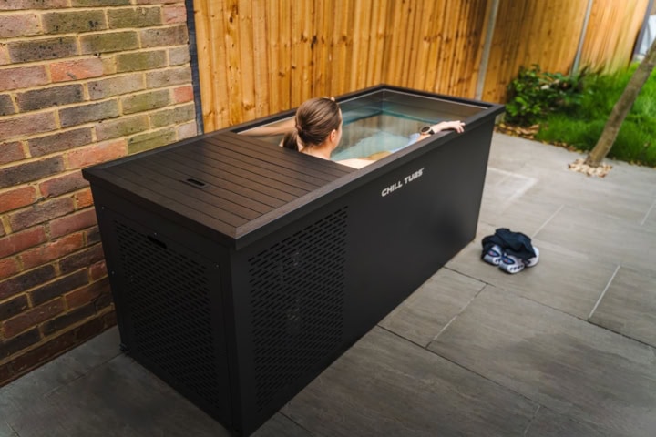 Persoon ontspant in chill-tub in tuin