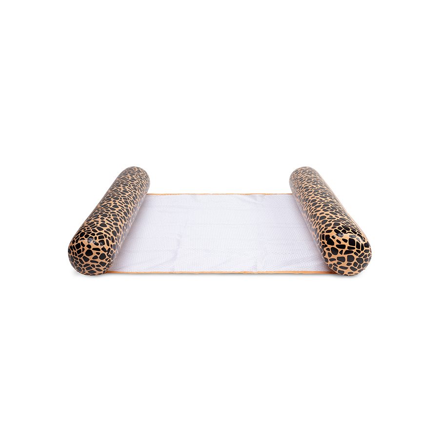 Opblaasbare drijver met luipaardprint op wit.