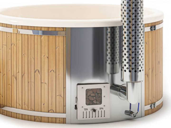 Houten bubbelbad met metalen kachelpijp